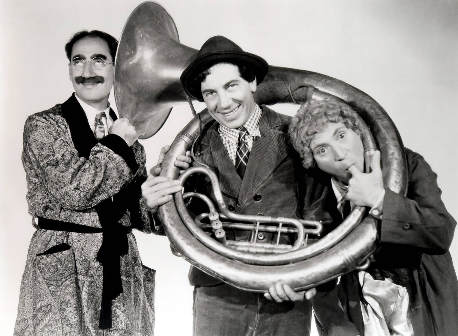 Marx Brothers griner posere med Sousaphone Tapet. Wallpaper