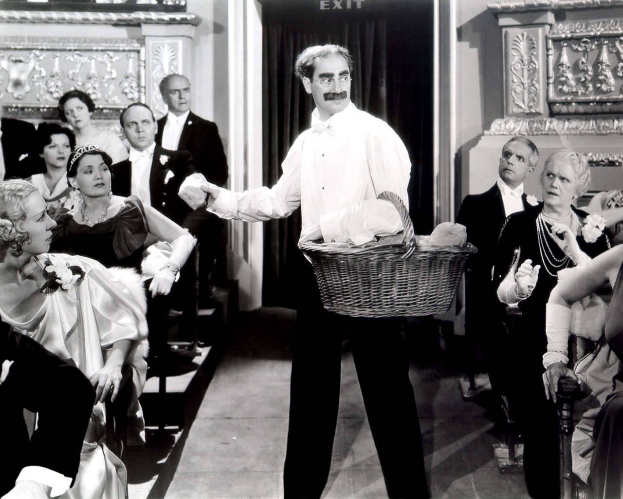 Marxbrothers Groucho Marx Med Brödkorg. Wallpaper