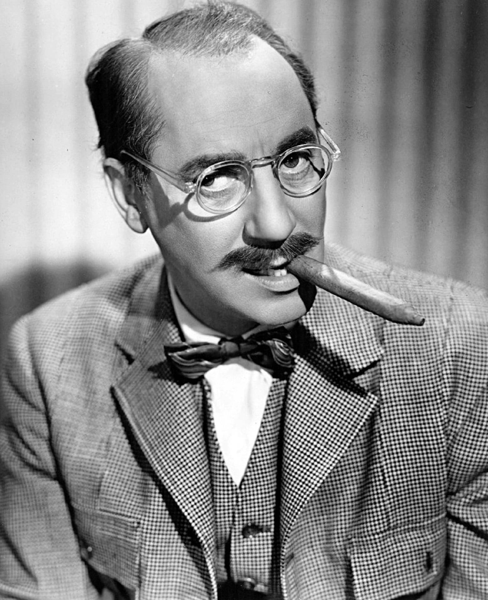 Marx-brødrene Groucho Marx med stor cigaret rygning briller skildpadde Tapet Wallpaper