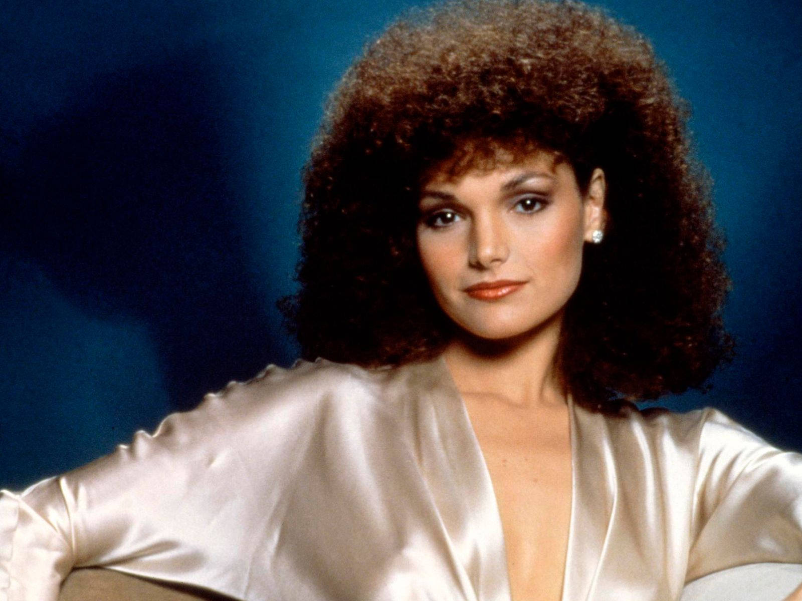 Maryelizabeth Mastrantonio I Vit Silke. (this Could Be A Suggestion Or Description For A Wallpaper Featuring Mary Elizabeth Mastrantonio In A White Silk Outfit.) Wallpaper