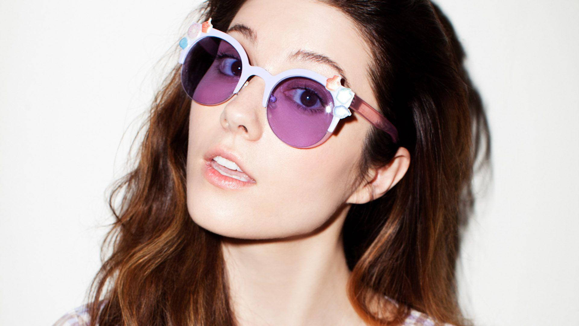 MAry Elizabeth Winstead In Purple Sunglasses Wallpaper