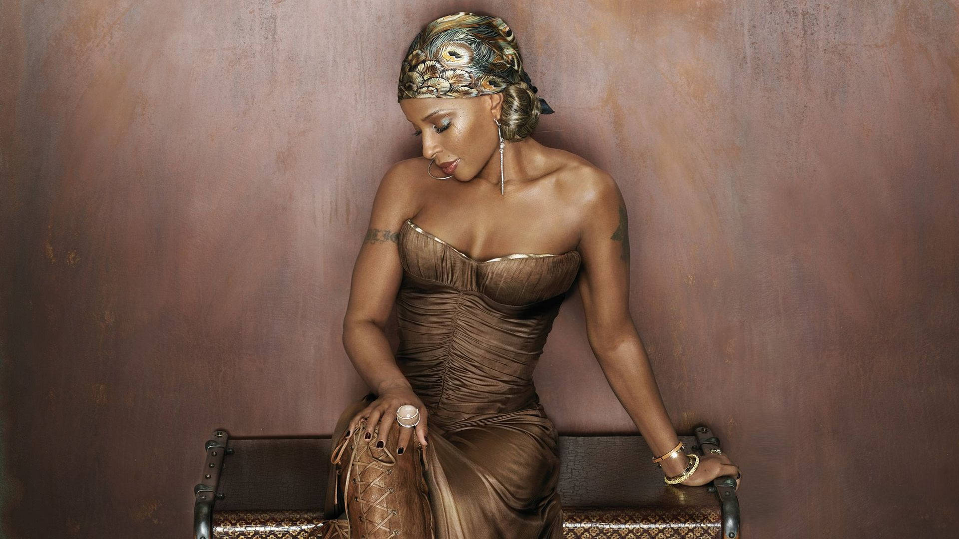 Mary J. Blige In A Dress By Markus Klinko Wallpaper
