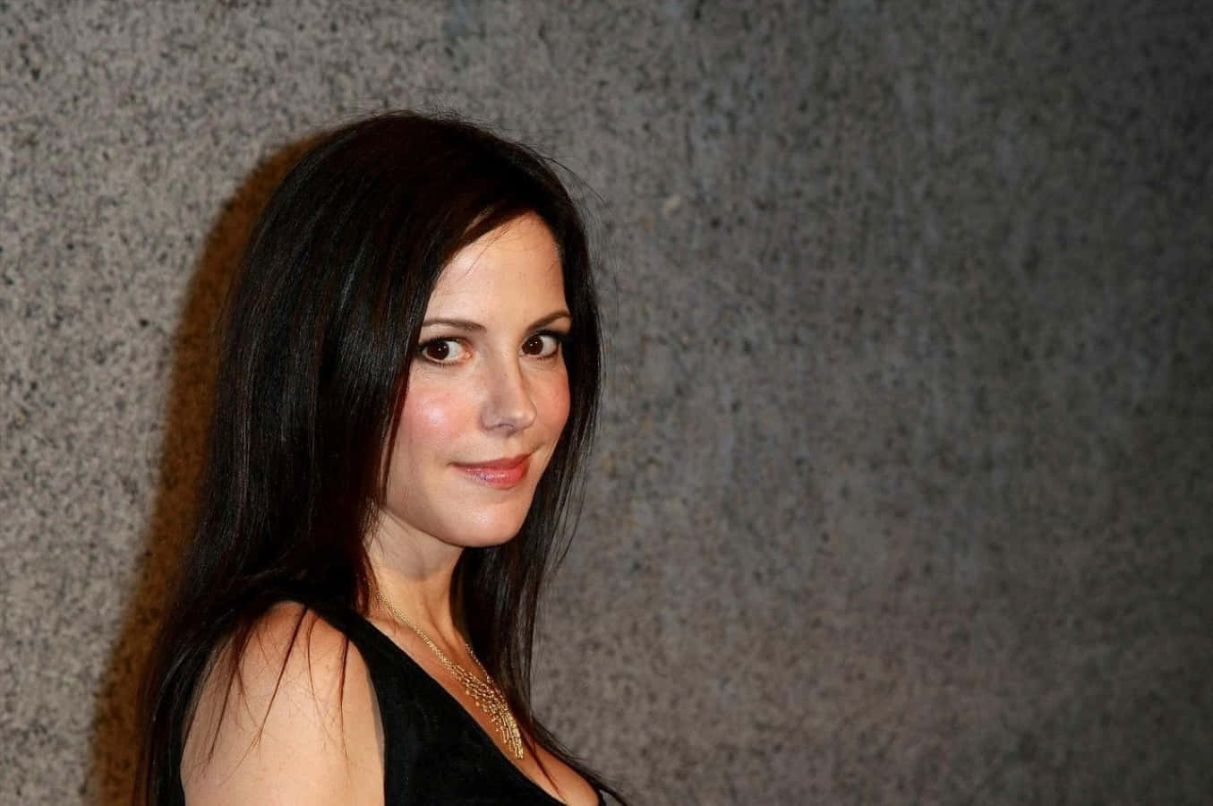 Mary-Louise Parker striking a stunning pose Wallpaper