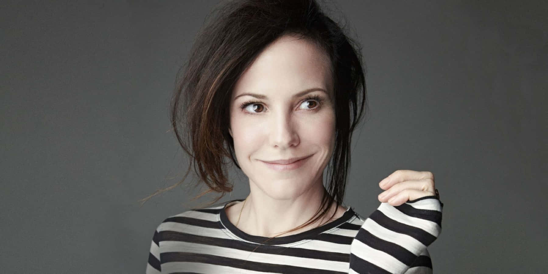 Mary-Louise Parker posing effortlessly in a stunning portrait Wallpaper