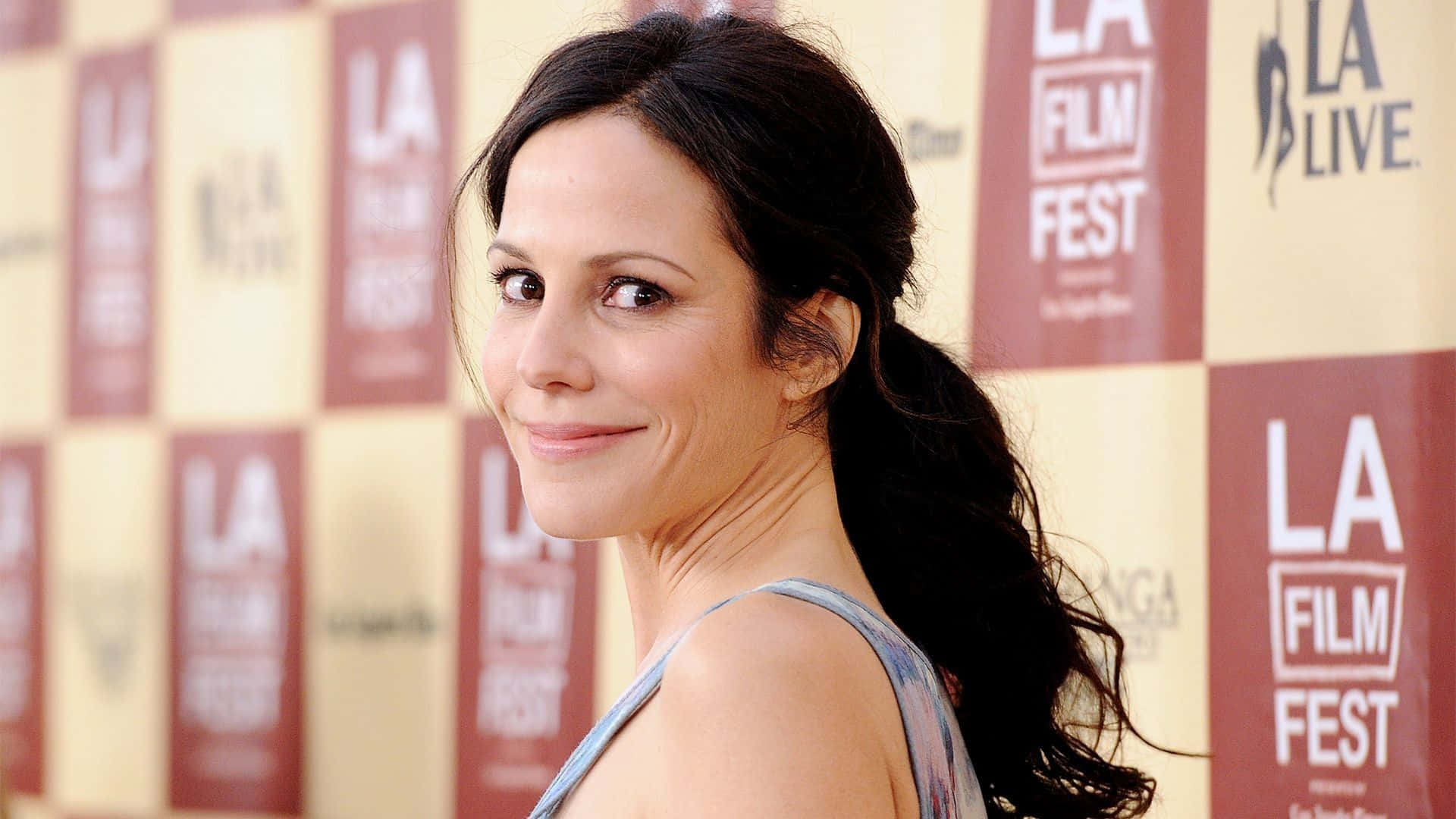 Mary-Louise Parker stunning pose in a black dress Wallpaper