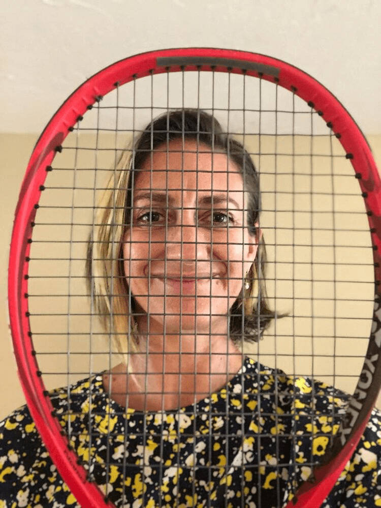 Mary Pierce Racket Face Tapet: En glitrende grøn baggrund med Mary Pierce tennisracket i fokus. Wallpaper