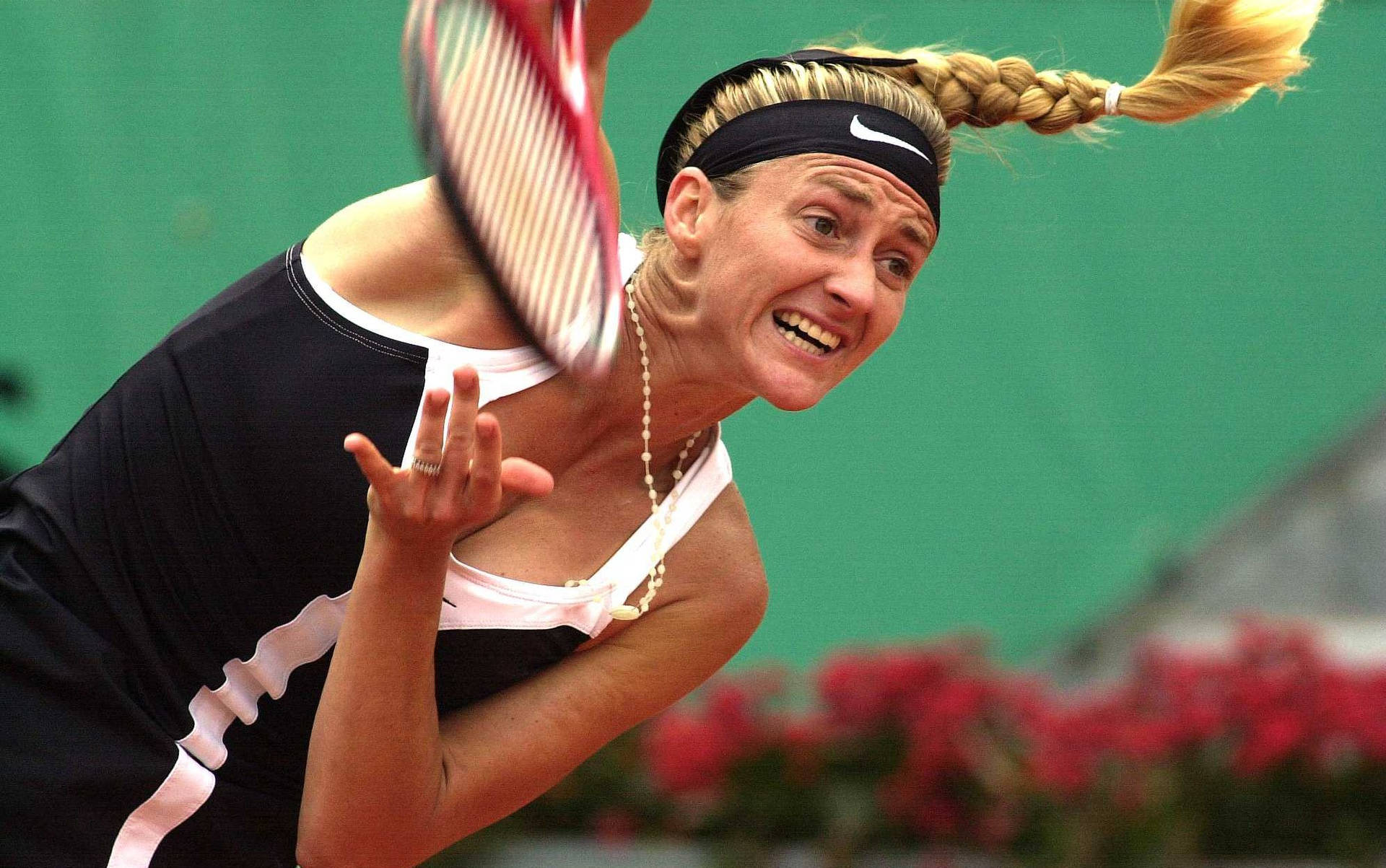 "Mary Pierce in Commanding Form on the Tennis Court" Wallpaper