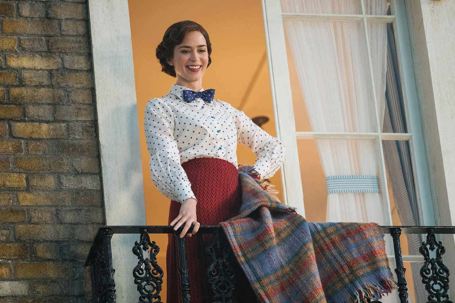 Mary Poppins Returns Balcony Smile Wallpaper