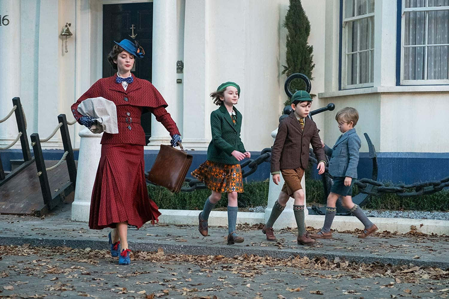 Mary Poppins Returns With Children Walking Wallpaper