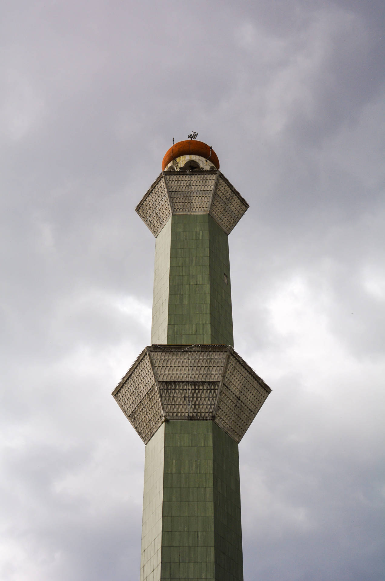 Bandung's største moské minaret indgår i baggrundsbilledet. Wallpaper