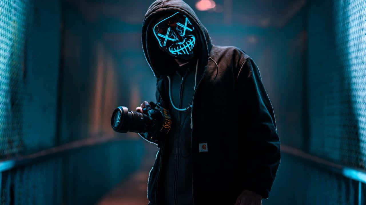 Umhomem Com Um Moletom Neon Segurando Uma Câmera