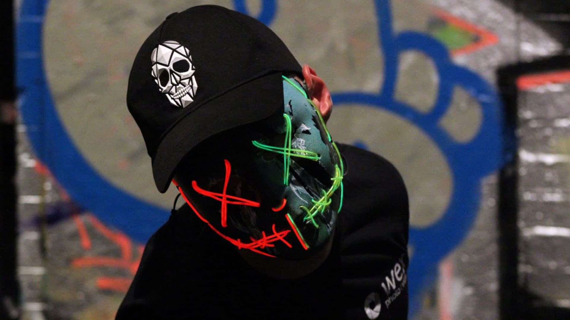 Hombreenmascarado Con Una Gorra Negra Con El Logo De Una Calavera. Fondo de pantalla