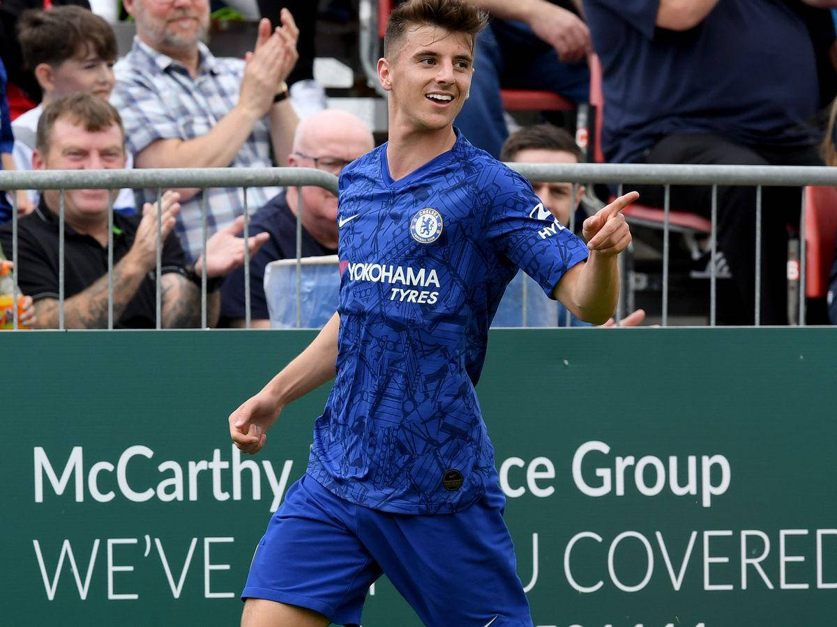 Mason Mount Smiling And Pointing Background
