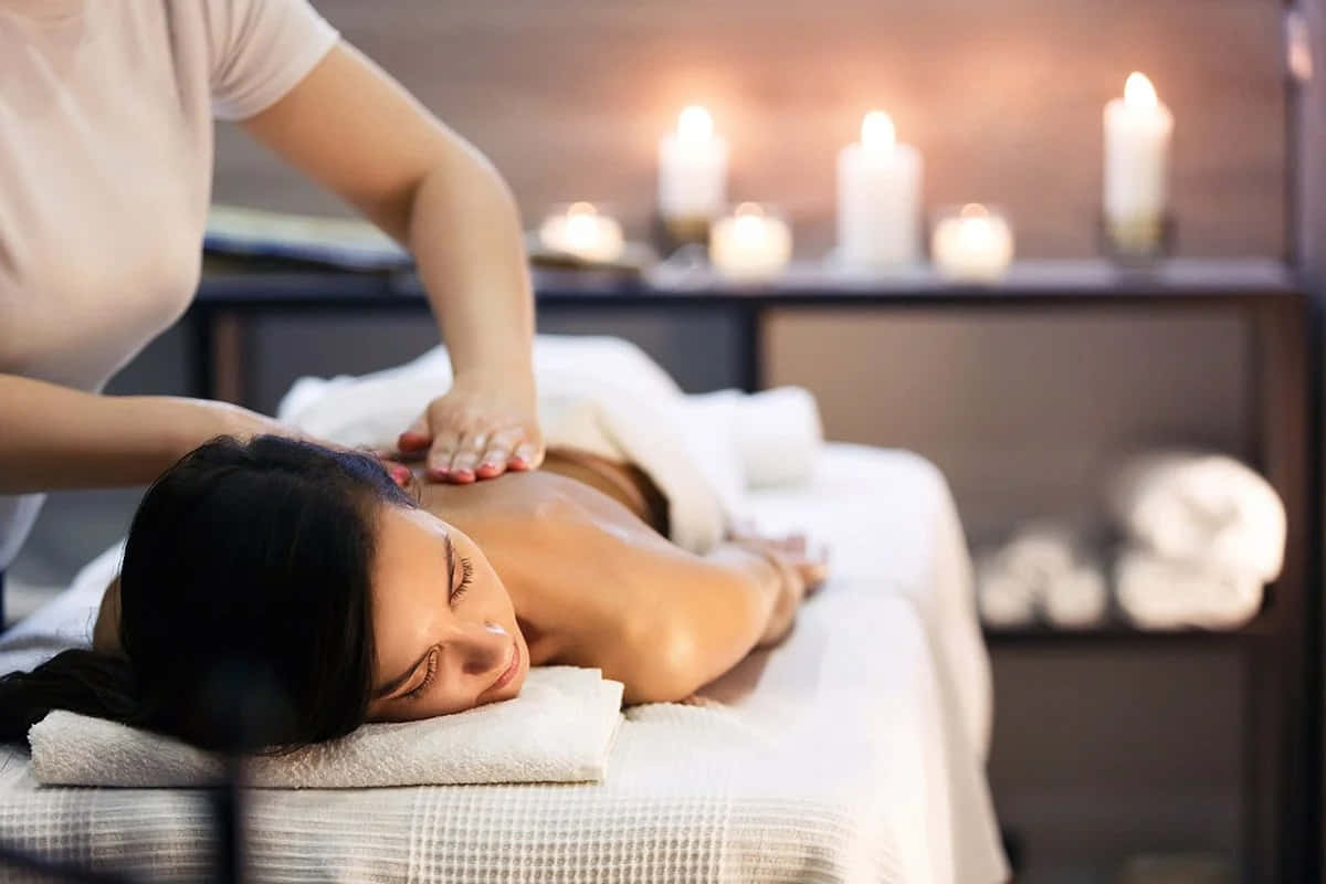 En kvinde der modtager en massage i et spa