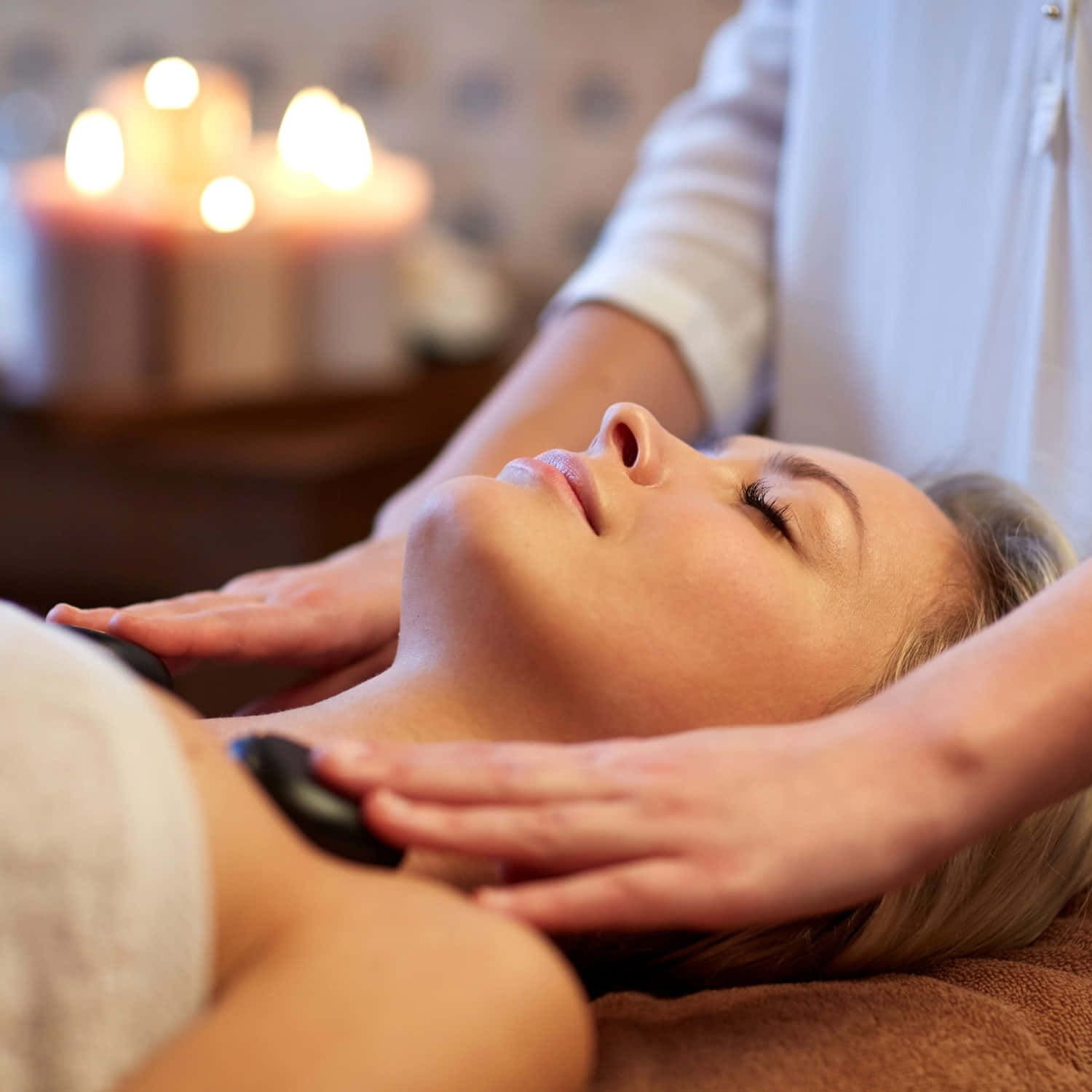 En kvinde får massage på et spa