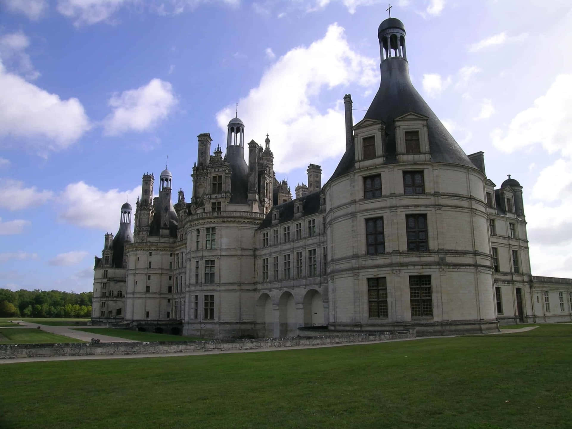 Massive Chateau De Chambord Loire Valley France Wallpaper
