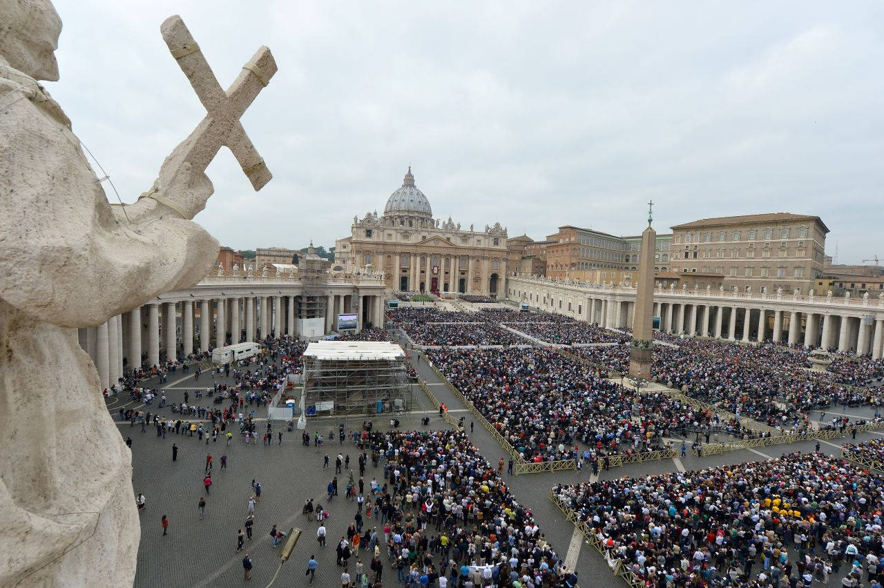 Massive Crowd In Vatican City Wallpaper