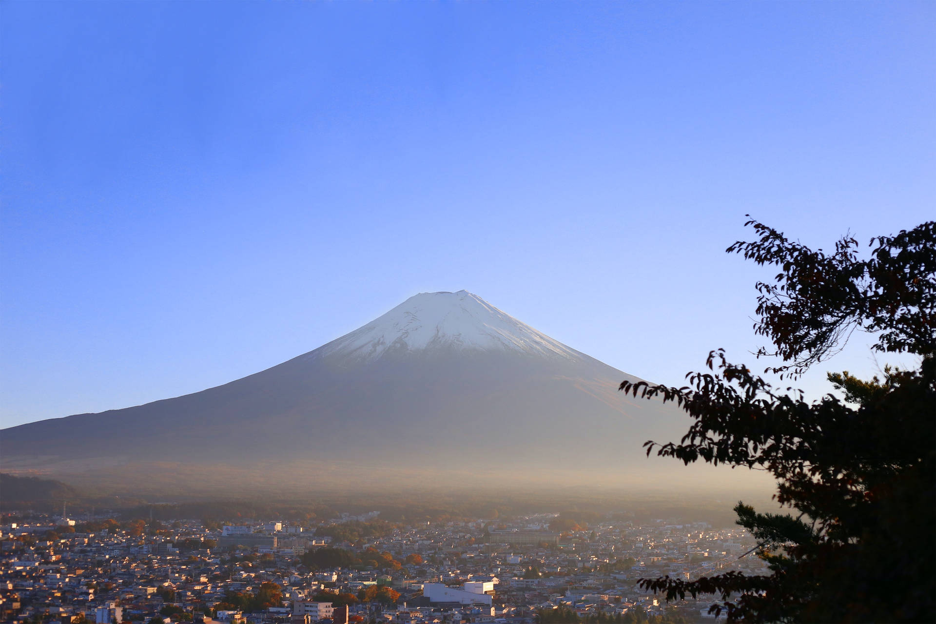 Kæmpe Mount Fuji med røg fra sine kameler. Wallpaper