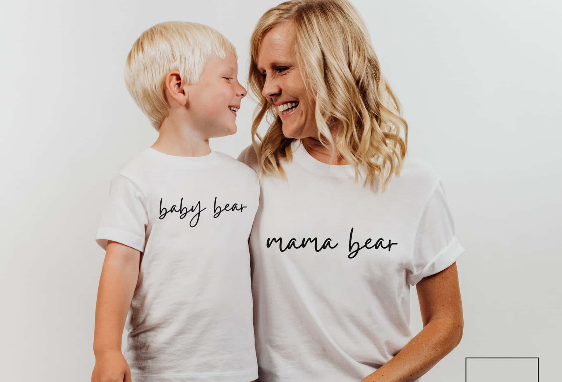 Enmor Og Søn Iført T-shirts, Der Siger Baby Mama Bear.