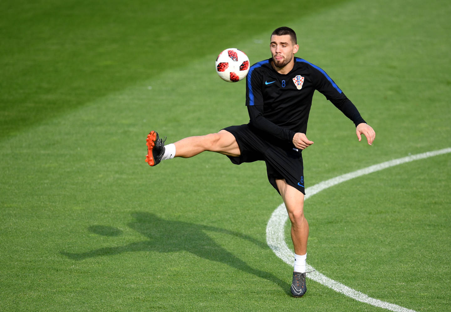 Mateokovacic Fångar En Boll. (this Sentence Could Be Used As A Caption For A Computer Or Mobile Wallpaper Featuring An Image Of Mateo Kovacic Catching A Ball.) Wallpaper