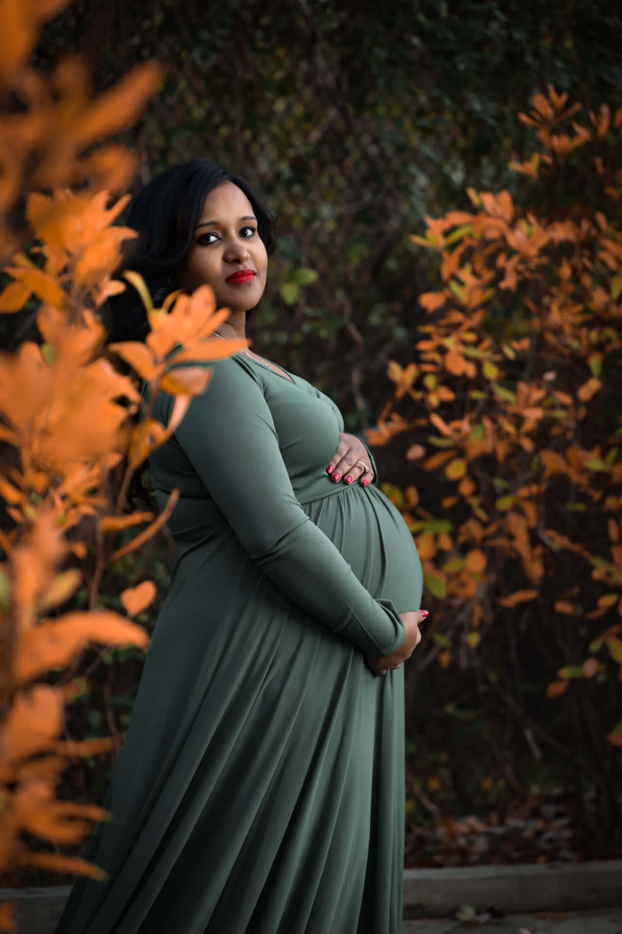 Herbstschwangere Frau Im Kleid Für Das Babybauchfoto