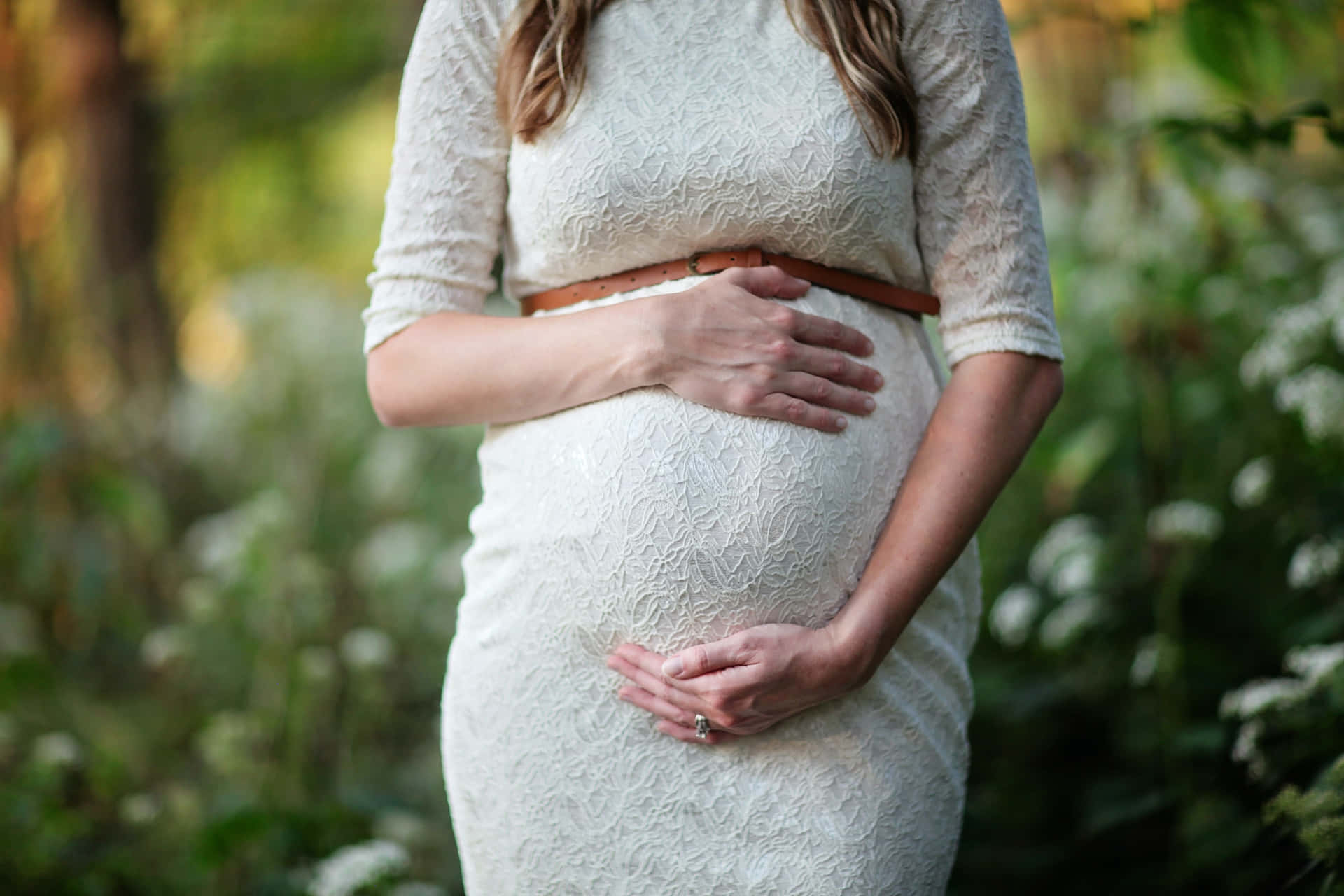 Gravid kvinde mod planter Barselsbillede