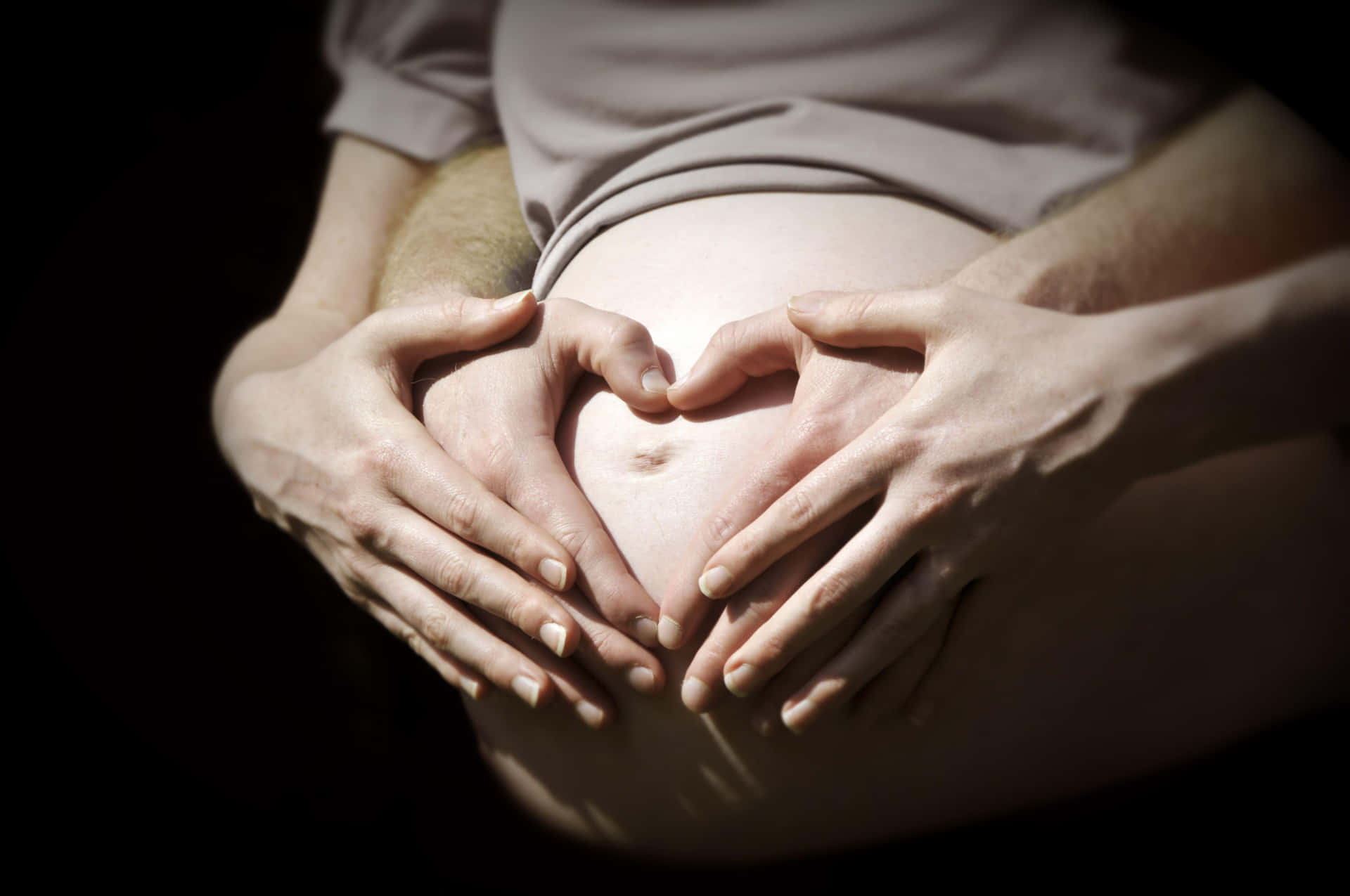 Paar,das Den Schwangeren Bauch Auf Einem Maternity-foto Hält
