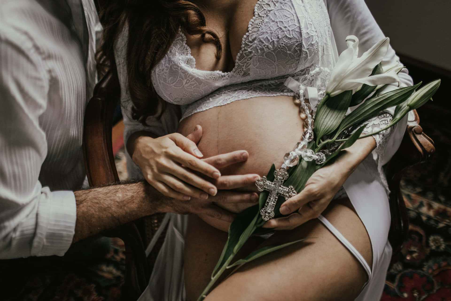 Gravid kvinde med rosenkrans graviditet billede tapet
