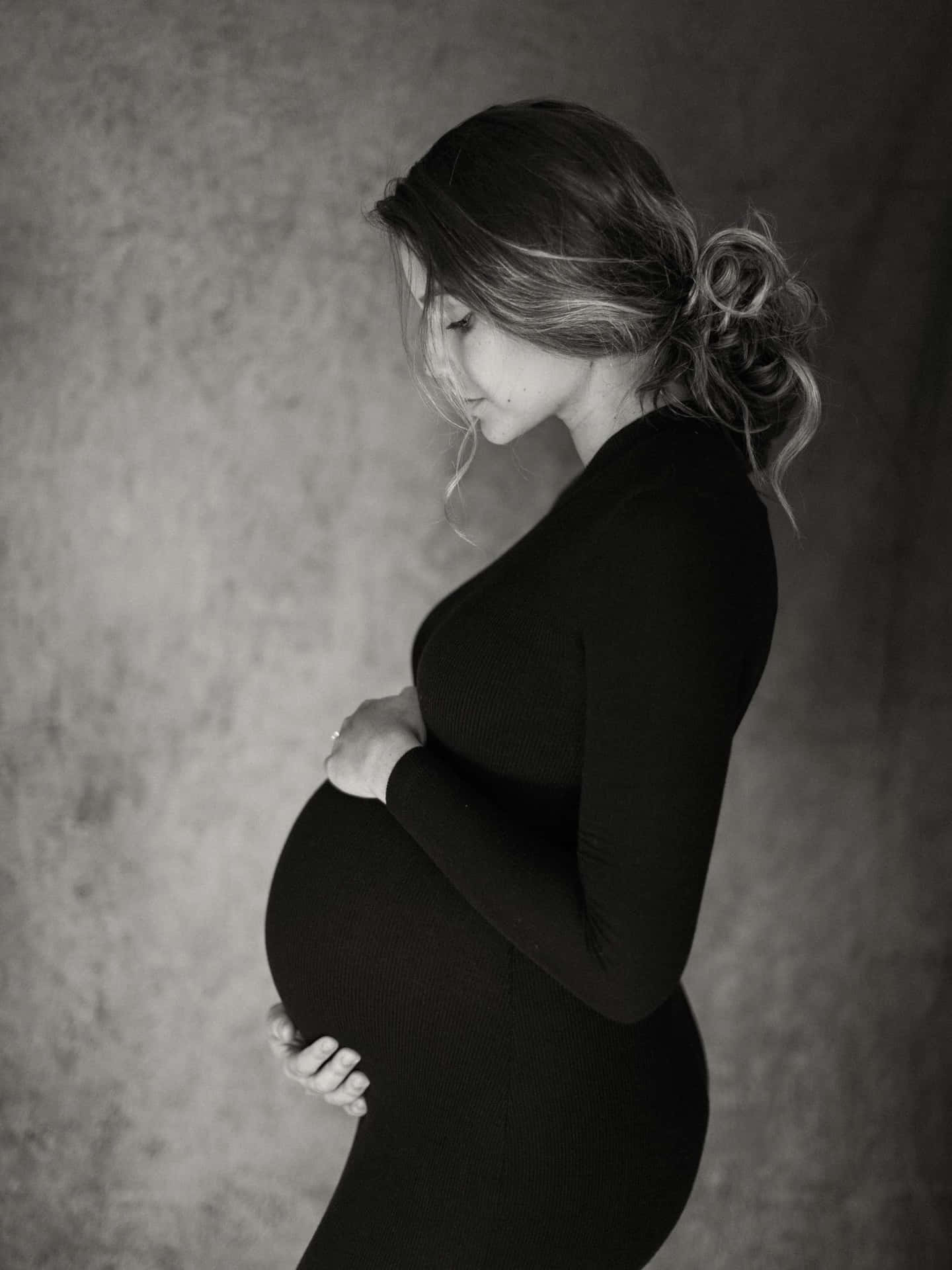 Sort-hvid gravid kvinde barsel billed.