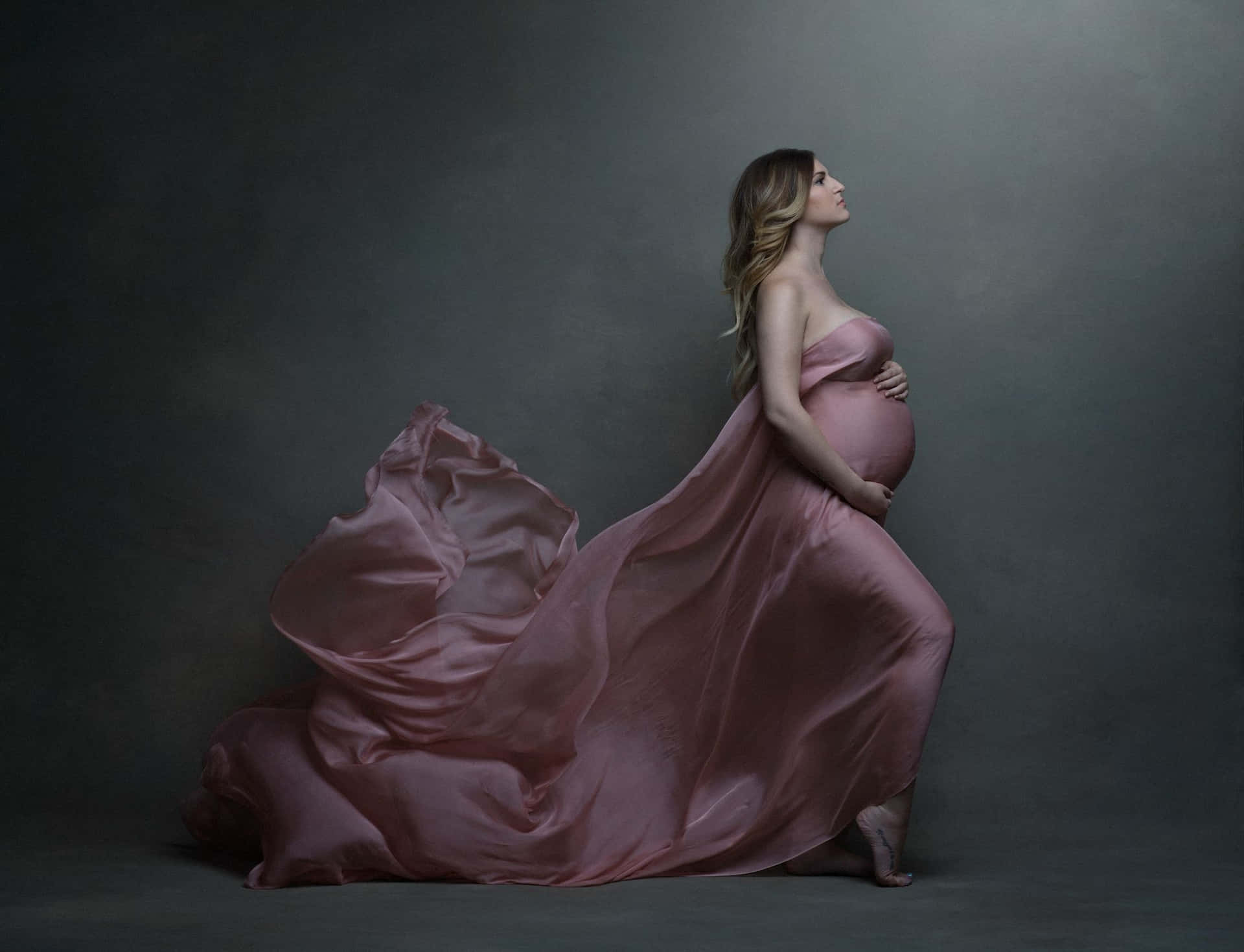 En gravid kvinde i pink kjole Graviditet Billede