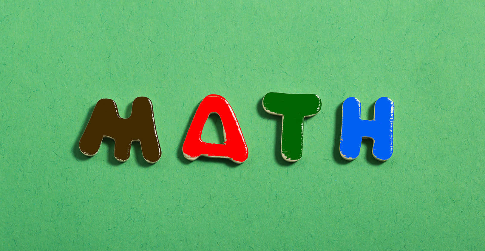 En farverig ord matematik skrevet ud på en grøn baggrund.