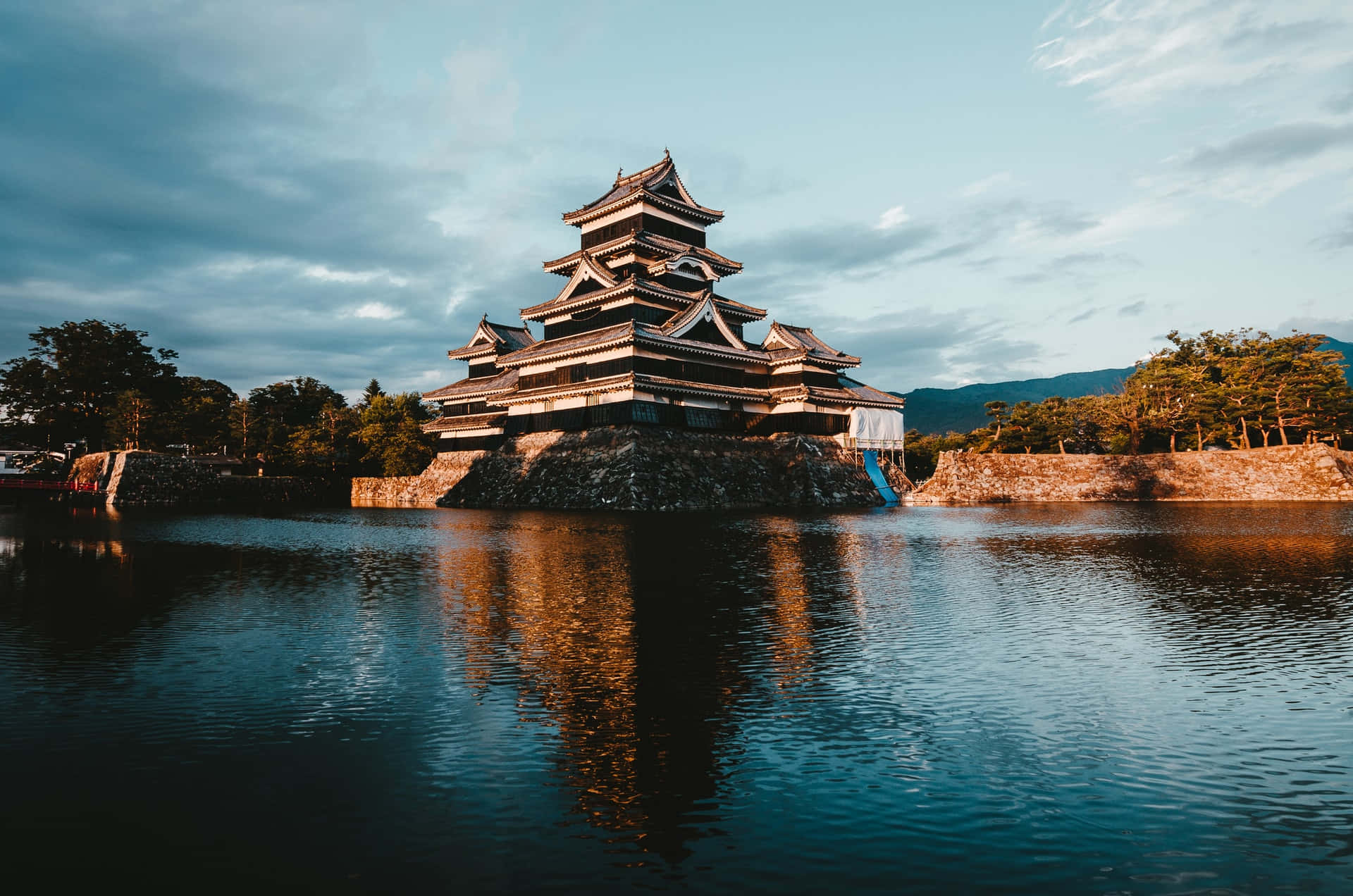 Matsumoto Castle  During The Late Afternoon Wallpaper