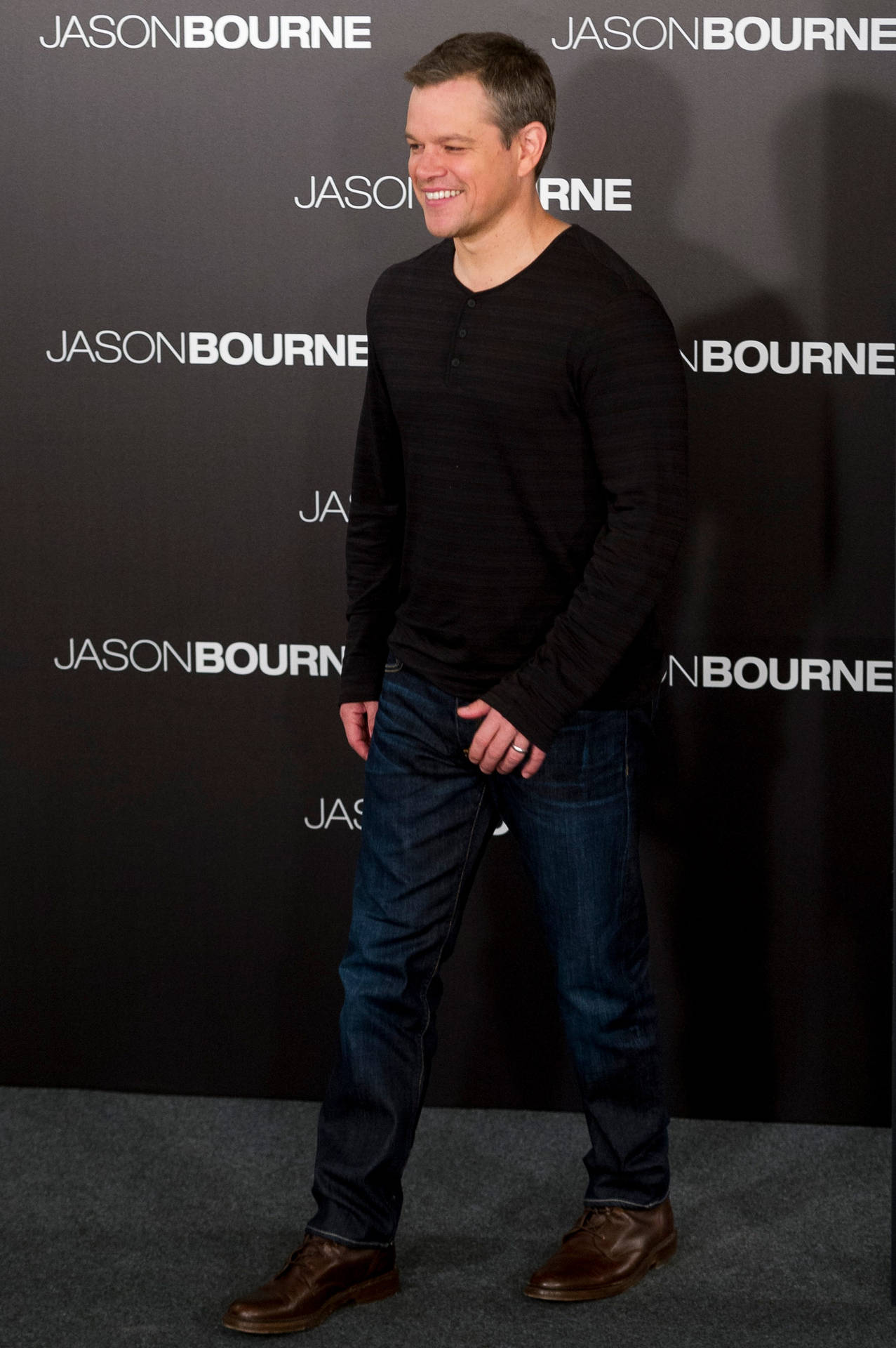 Matt Damon Jason Bourne Premiere Design: Udgiv en design af Matt Damon som Jason Bourne. Wallpaper