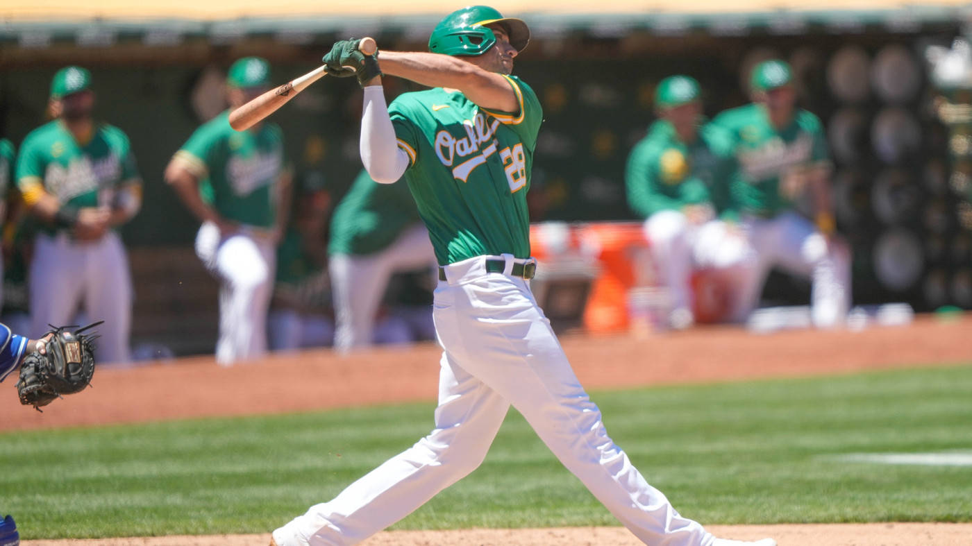 Matt Olson i grønt uniform svinger en baseballbat Wallpaper