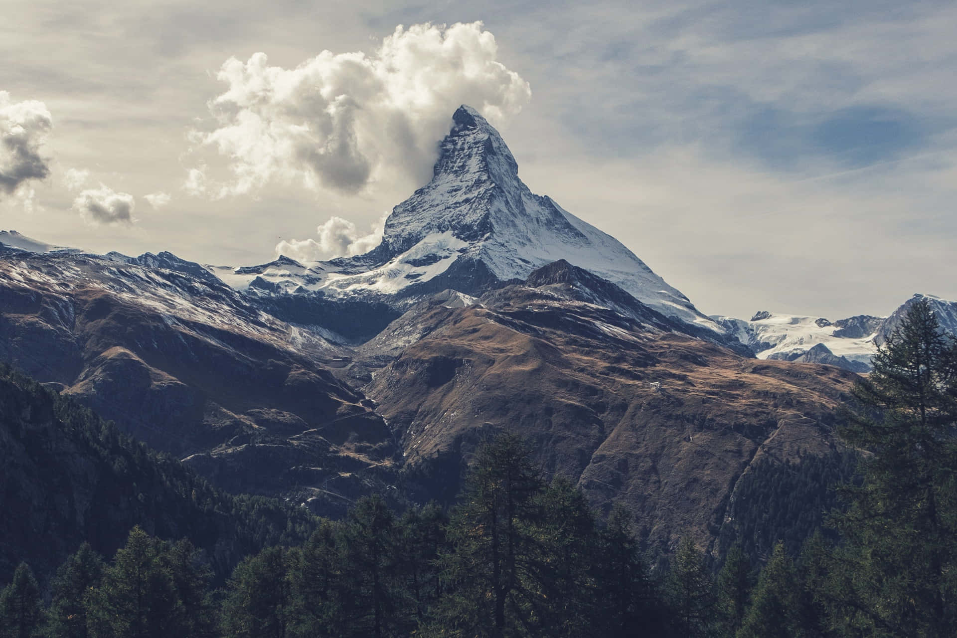 Matterhorngipfel Über Dem Bergmassiv Wallpaper