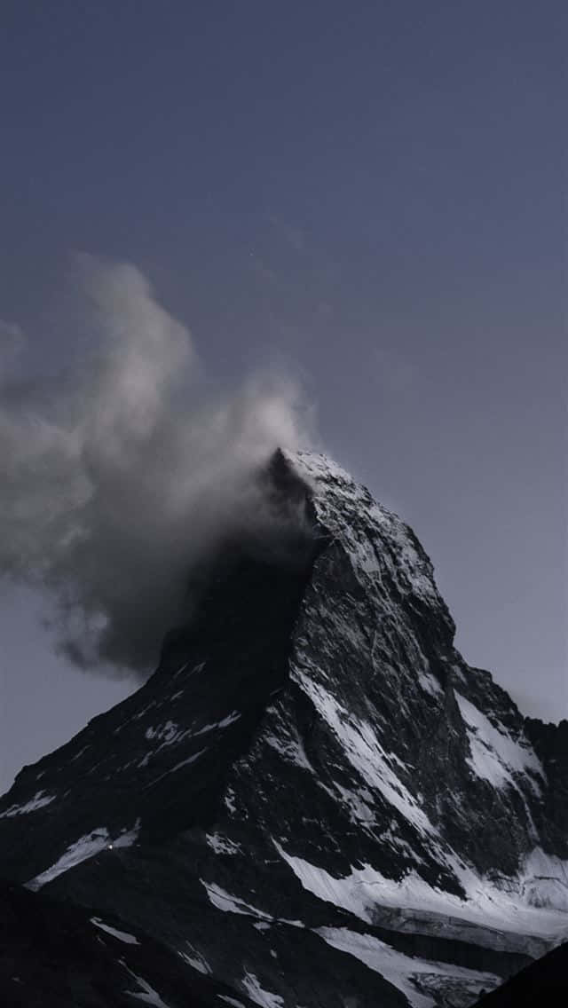 Matterhorn-bjerget dækket af en sky af gyldne roser Wallpaper