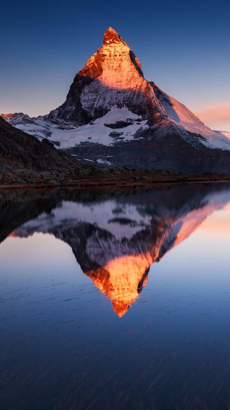 Matterhornreflektionen Till Toppen Av Iphone. Wallpaper