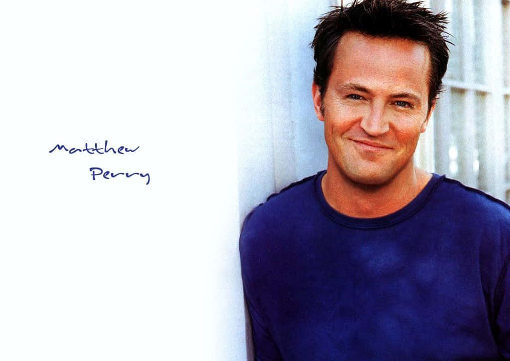 Actor Matthew Perry pictured in a classic suit Wallpaper