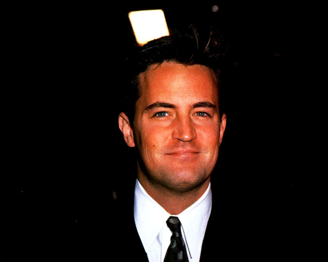 Matthew Perry in a candid moment. Wallpaper