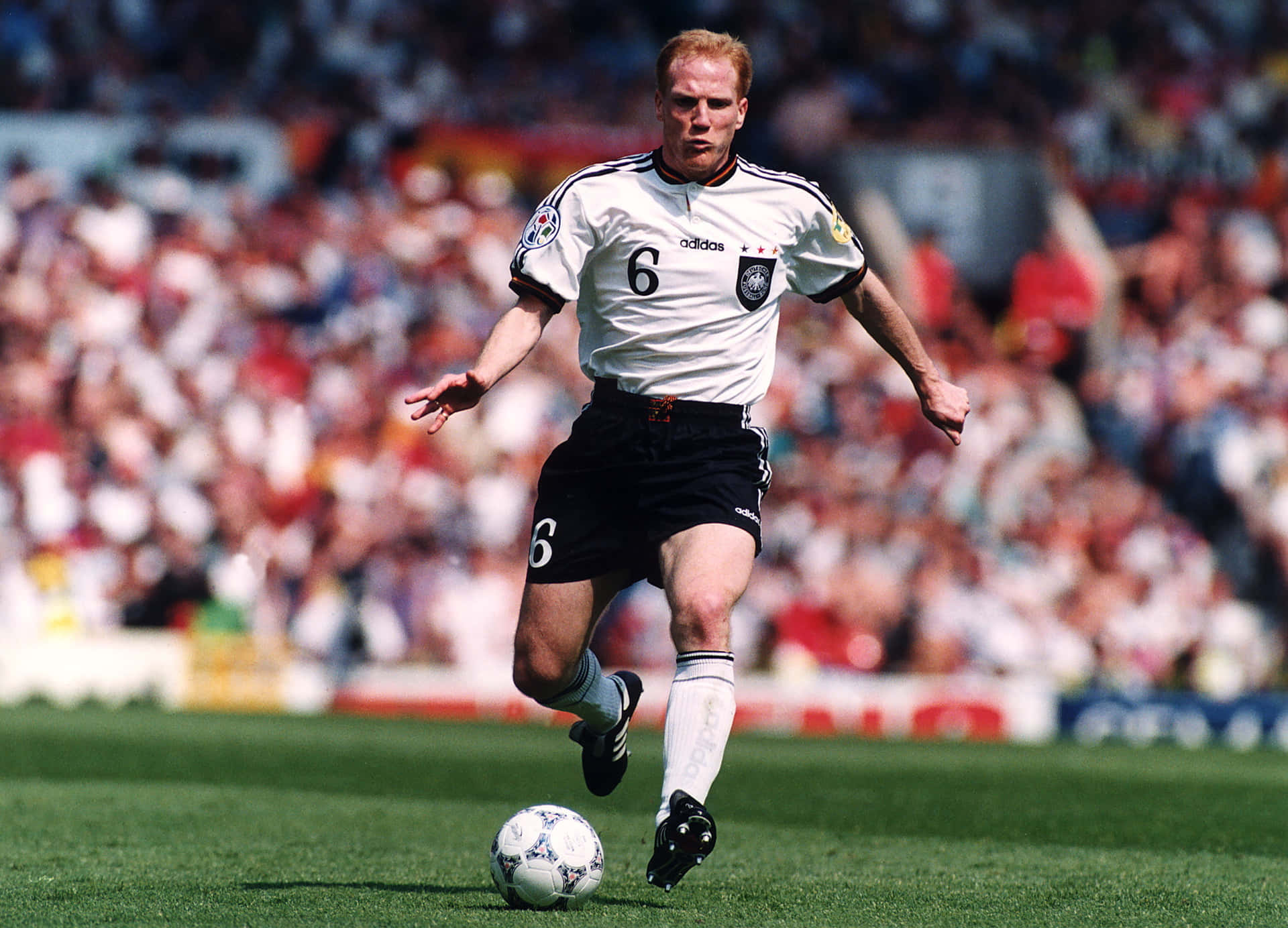Matthiassammer In Azione Durante Il Campionato Europeo Di Calcio Uefa Del 1996. Sfondo