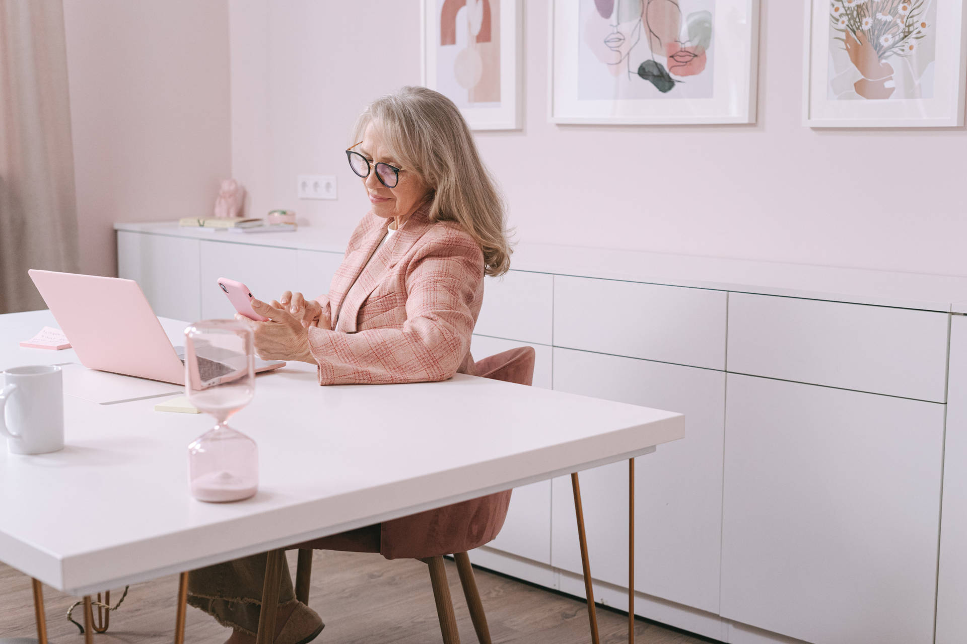 Mature Woman In All Pink Office Wallpaper