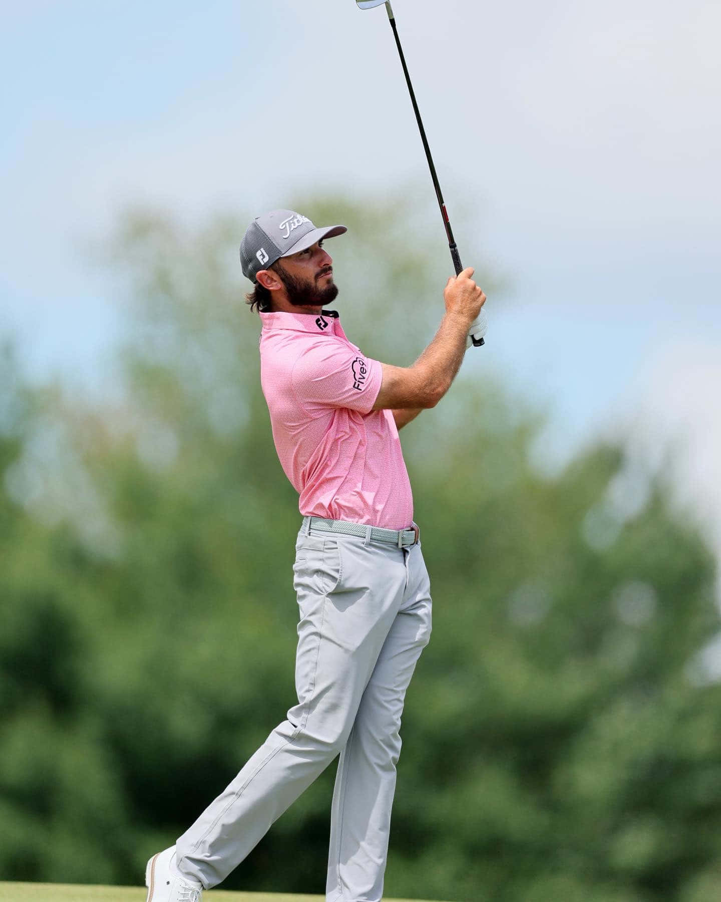 Max Homa Pink Skjort Golf Swing Wallpaper Wallpaper