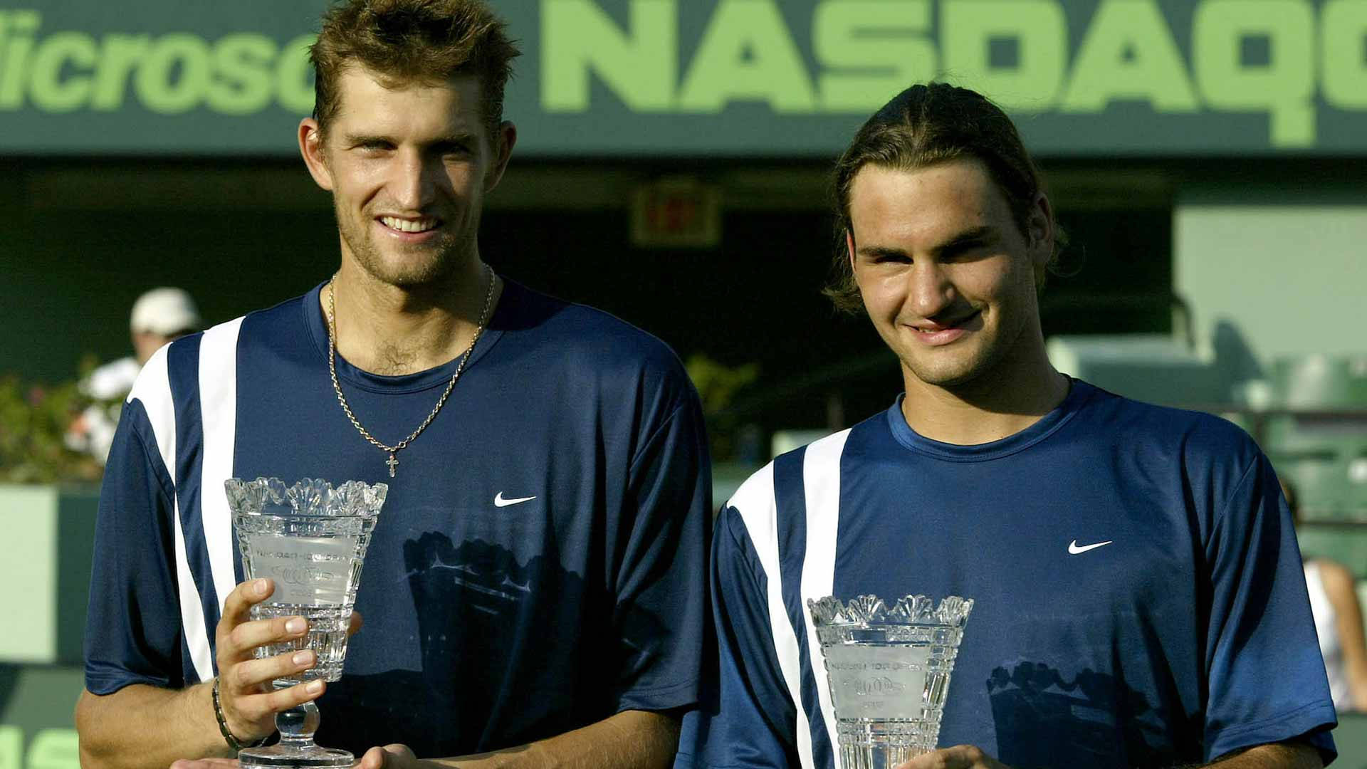 Maxmirnyi Und Roger Federer Posieren. Wallpaper