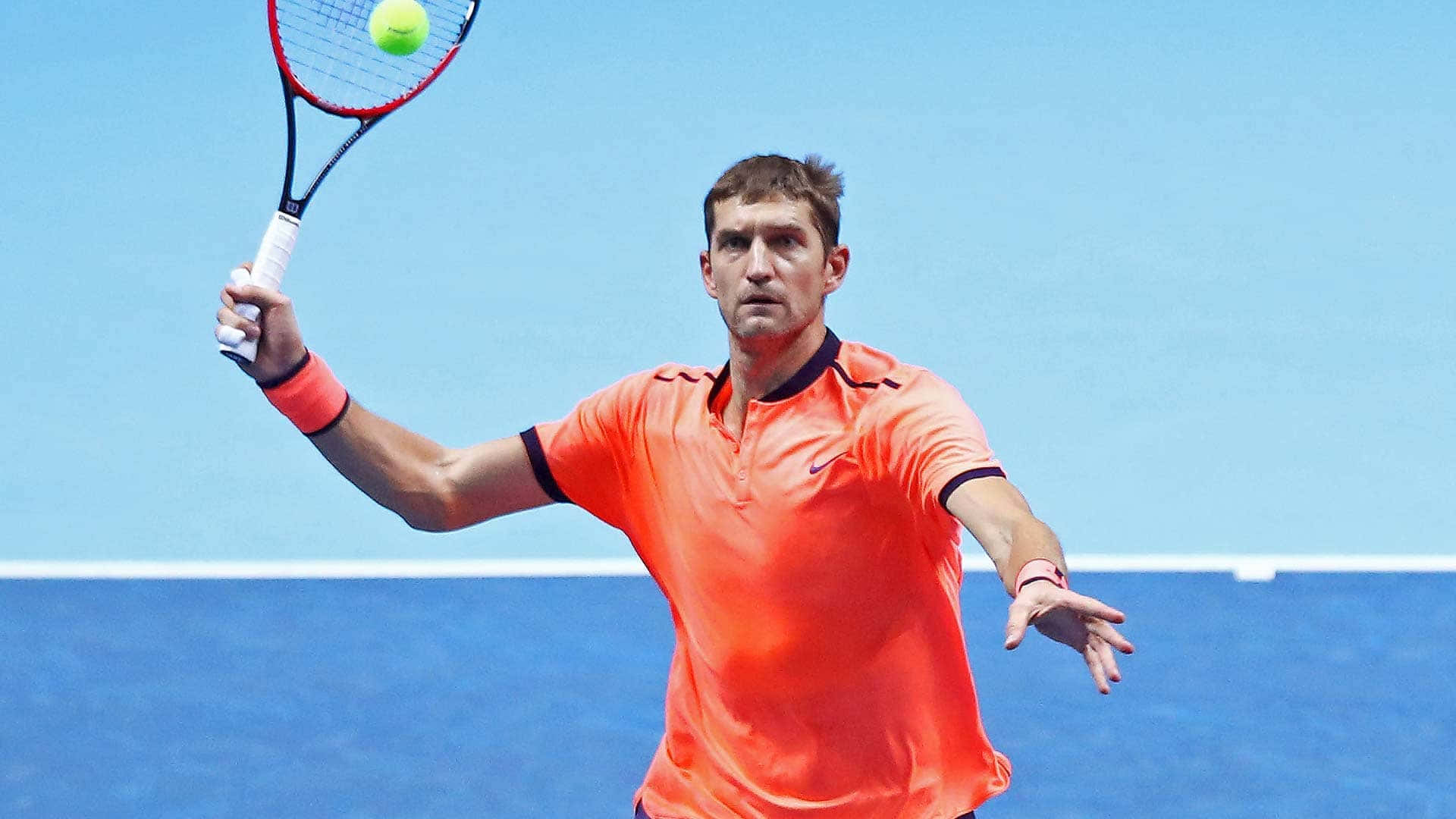 Maxmirnyi Serviert Bei Der Atp. Wallpaper