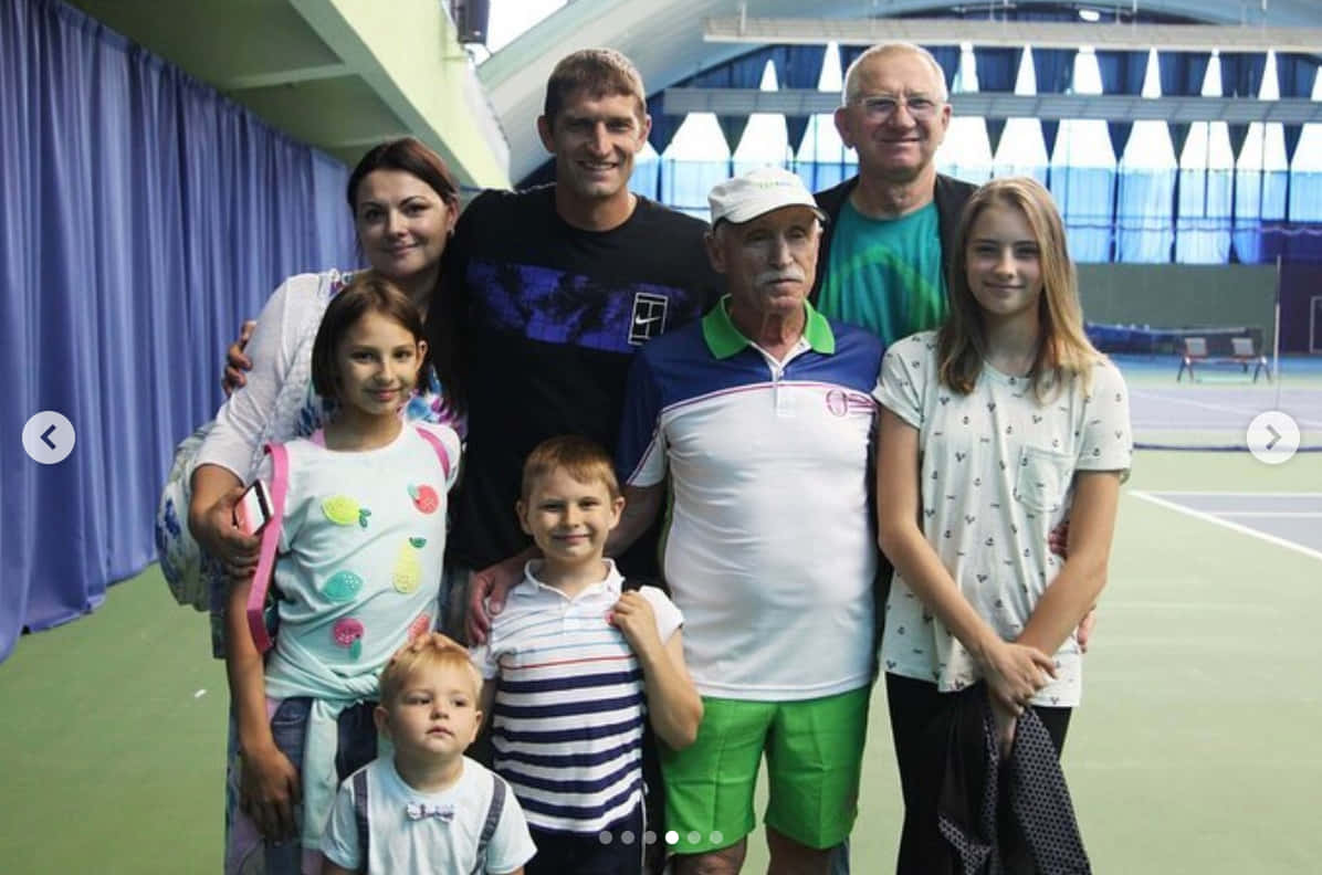 Max Mirnyi sammen med familie og træner Vladimir Meller på picnic Wallpaper