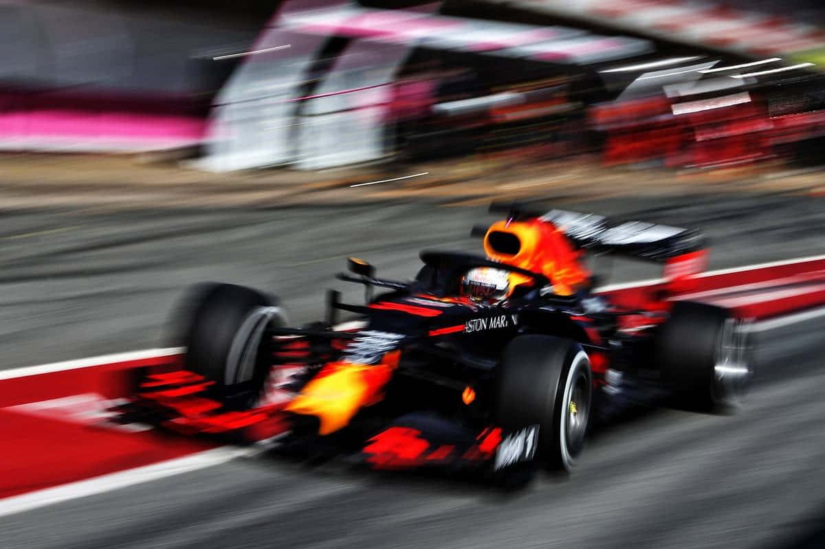 Maxverstappen Che Corre A Velocità Incredibili Con La Sua Macchina Di Red Bull Racing.