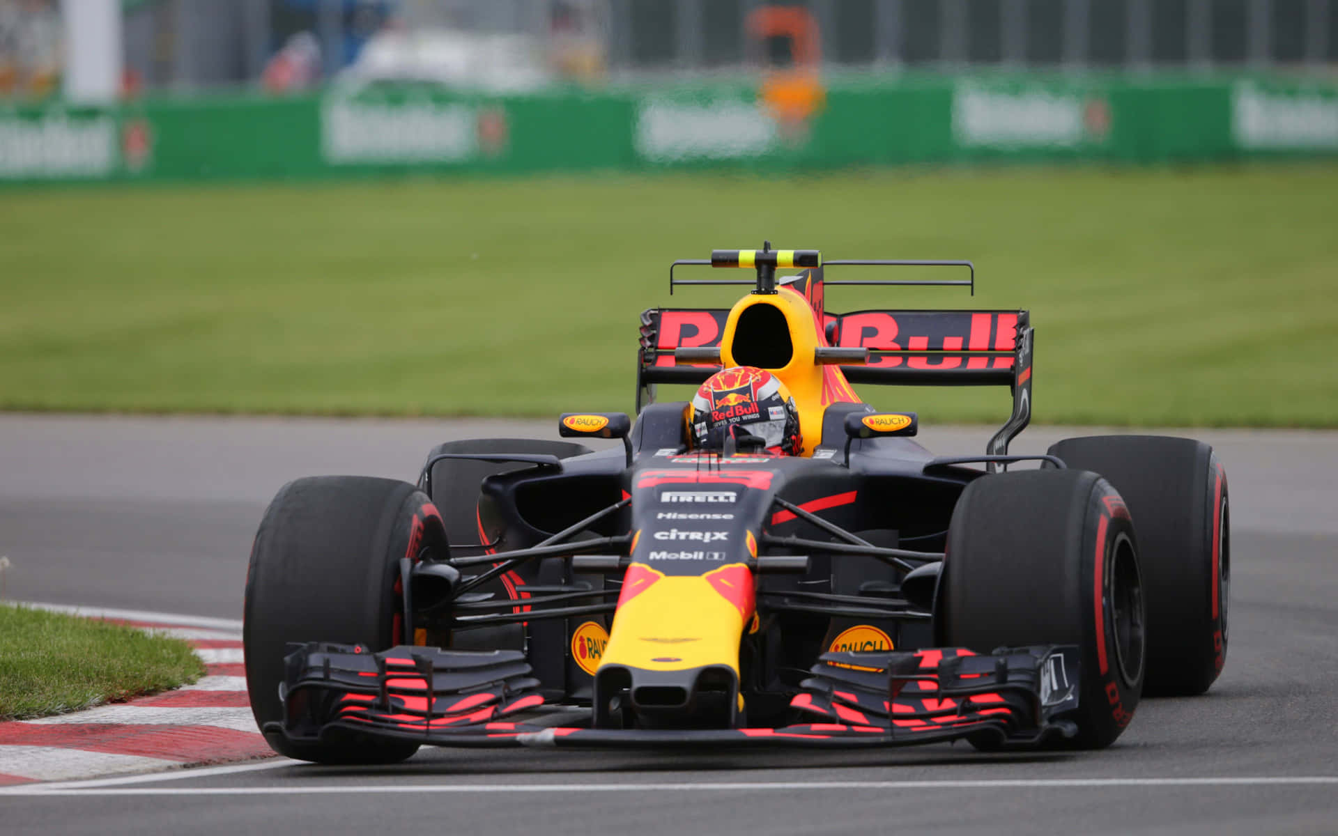 Maxverstappen Che Corre Sulla Pista