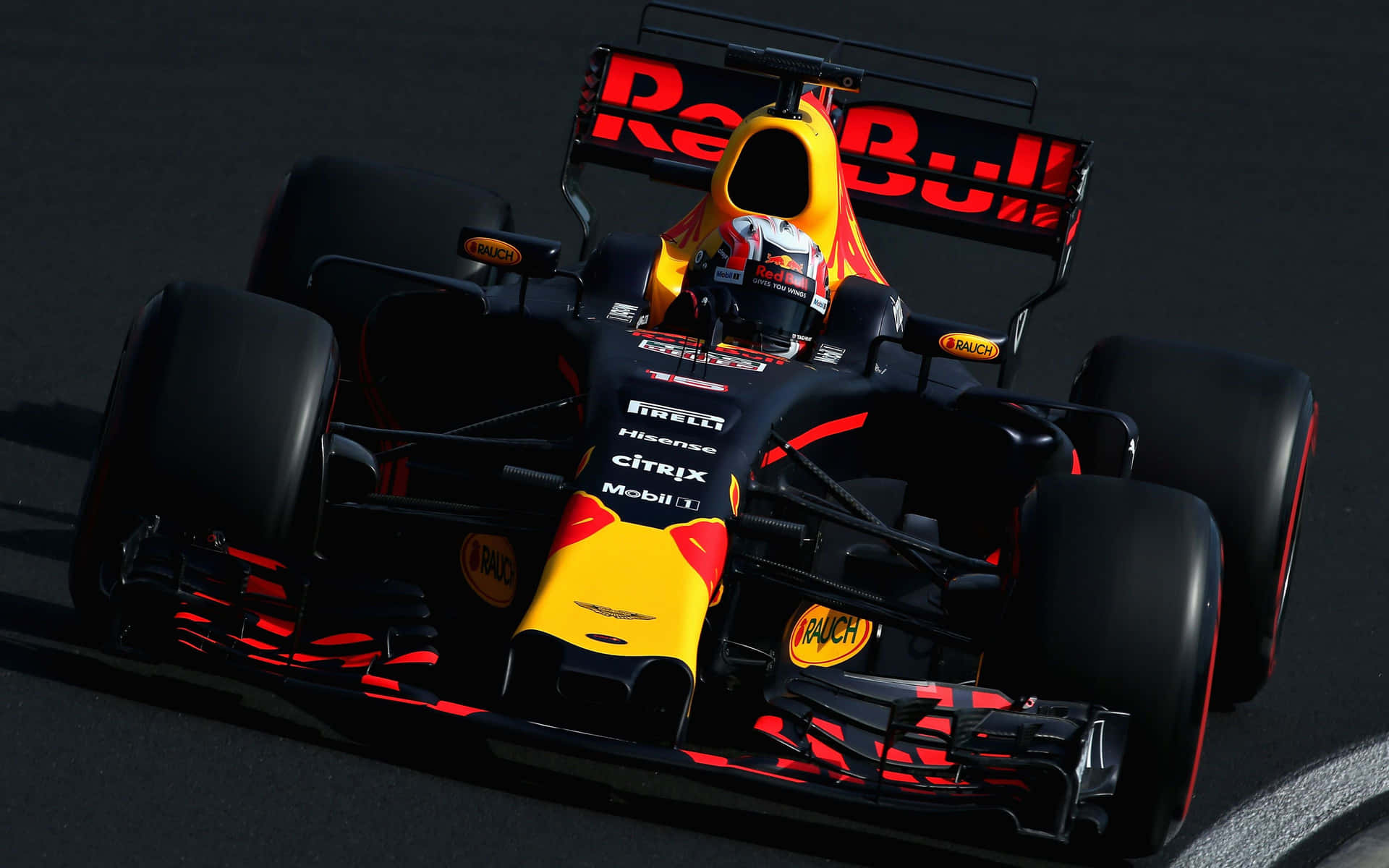 Maxverstappen Che Corre Sulla Pista Nella Sua Vettura Di Formula 1 Red Bull