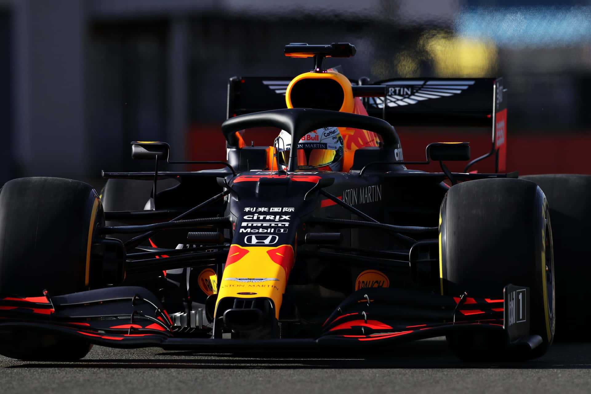 Maxverstappen Che Corre Sulla Sua Macchina Di Formula 1 A Alta Velocità