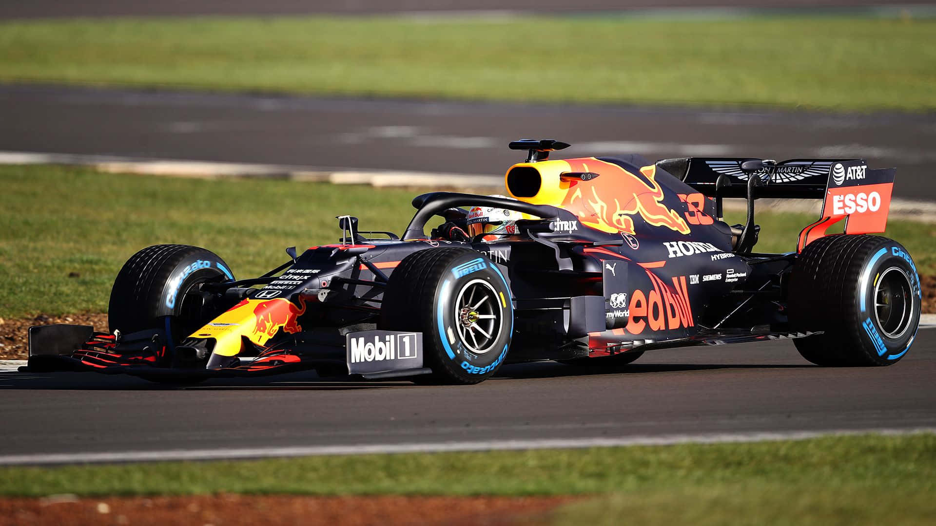Maxverstappen Conduciendo Su Coche De Fórmula 1